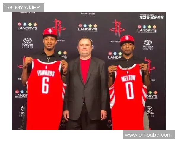 爱德华兹现场脱下比赛球衣赠送球迷令人惊叹的温暖瞬间